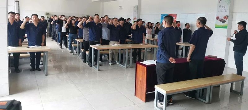 河南华龙新材料科技有限公司安全生产月活动正式启动，拉开了以“人人讲安全，个个会应急”为主题的安全生产月系列活动。